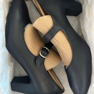 Sofft Leslie in Sky Navy, women’s size 10, regular width. NIB, never worn.